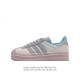 阿迪达斯 Adidas 三叶草 Gazelle Bold复古怀旧风厚底增高运动板鞋潮。阿迪达斯万年不败的人气鞋款gazelle ，以三层厚磅鞋底设计。一层层的堆