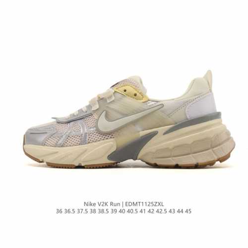 Nike 耐克 V2K Run 减震防滑 复古低帮运动跑步鞋 超火复古跑鞋，采用太空革组合呼吸网眼布鞋面材质，搭载正确4层组合底模，嵌入Tpu加固稳定模块,双层