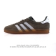 阿迪达斯 Adidas Originals Gazelle Indoor复古三叶草防滑透明橡胶板鞋经典运动鞋。这款经典鞋,忠于原版设计,缀撞色三条纹和鞋跟饰片。