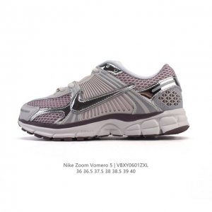 Nike 耐克夏季 Zoom Vomero 5 运动鞋休闲训练跑步鞋。Nike Zoom Vomero 5 女子运动鞋妥帖包覆足部，提供透气支撑效果。耐穿材料组