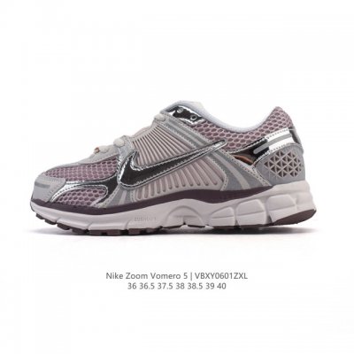 Nike 耐克夏季 Zoom Vomero 5 运动鞋休闲训练跑步鞋。Nike Zoom Vomero 5 女子运动鞋妥帖包覆足部，提供透气支撑效果。耐穿材料组