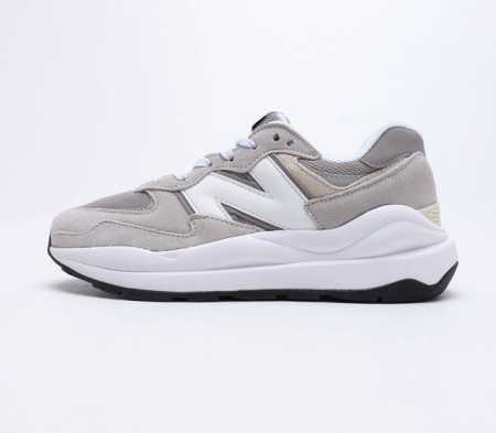 New Balance 新百伦 原楦原纸版开发版型 采用翻毛皮与牛剖革构成鞋面材质 中底高弹EVA发泡材质 外置橡胶大齿防滑橡胶外底尽显90年代复古风格推出全 - 点击图像关闭