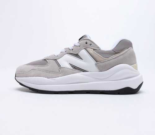 New Balance 新百伦 原楦原纸版开发版型 采用翻毛皮与牛剖革构成鞋面材质 中底高弹EVA发泡材质 外置橡胶大齿防滑橡胶外底尽显90年代复古风格推出全