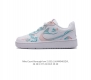 耐克 Nike 男女子运动鞋 Court Borough Low 小空军低帮板鞋 1.其皮革材质的鞋面结合网眼鞋舌 在出众外观与质感的同时提供稳固支撑 并且提升