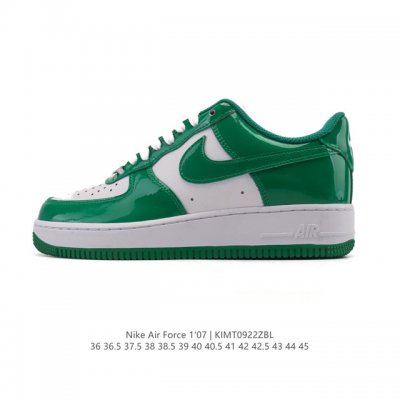 耐克 Nike Air Force 1 '07 Low 空军一号含气垫 低帮百搭厚底增高休闲运动板鞋。柔软、弹性十足的缓震性能和出色的中底设计，横跨复古与现代的