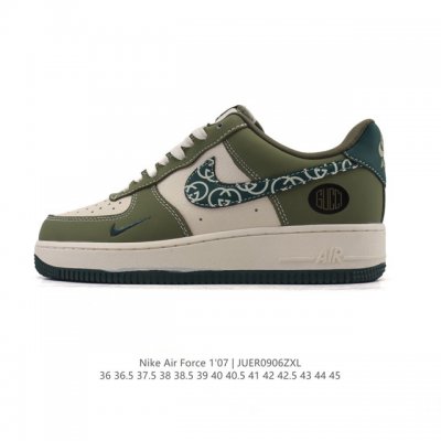 耐克 Nike Air Force 1 '07 Low 空军一号含气垫 低帮百搭厚底增高休闲运动板鞋。柔软、弹性十足的缓震性能和出色的中底设计，横跨复古与现代的