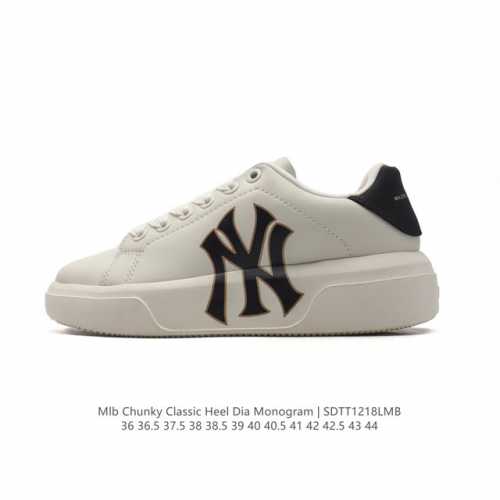 Mlb Chunky Classic 大印花板鞋 休闲时尚厚底增高休闲运动鞋 潮流百搭一脚蹬运动鞋男女轻便胶鞋。这双鞋子韩范十足,很适合初夏穿搭,白色厚底鞋搭配