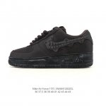 耐克 Nike Air Force 1 '07 Low 空军一号含气垫 低帮百搭厚底增高休闲运动板鞋。柔软、弹性十足的缓震性能和出色的中底设计，横跨复古与现代的