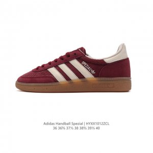阿迪达斯 Adidas Handball Spezial 低帮三叶草学院风复古休闲板鞋 德训鞋 橡胶底柔软皮革经典运动鞋板鞋。圆头、缝合拼接设计、正面绑带、鞋舌