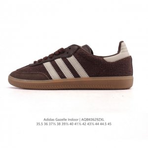 阿迪达斯 Adidas Originals Gazelle Indoor复古三叶草防滑透明橡胶板鞋经典运动鞋。这款经典鞋,忠于原版设计,缀撞色三条纹和鞋跟饰片。