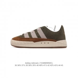 阿迪达斯 Adidas Adimatic 马蒂奇系列低帮复古鲨鱼面包鞋运动休闲滑板板鞋。整个鞋面由牛皮革制成，搭配品牌标志性大尺寸三条纹 Logo，超宽鞋带作为