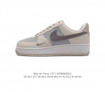 耐克 Nike Air Force 1 '07 Low 空军一号含气垫 低帮百搭厚底增高休闲运动板鞋。柔软、弹性十足的缓震性能和出色的中底设计，横跨复古与现代的