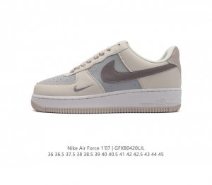 耐克 Nike Air Force 1 '07 Low 空军一号含气垫 低帮百搭厚底增高休闲运动板鞋。柔软、弹性十足的缓震性能和出色的中底设计，横跨复古与现代的