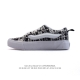 万斯 Vans Knu-Skool Vr3 Lx 面包鞋织物拼接鞋面。坎普尔 茱利安系列低帮复古硫化休闲运动板鞋“肥胖版大Logo”要说整个年最为热门的鞋型之一