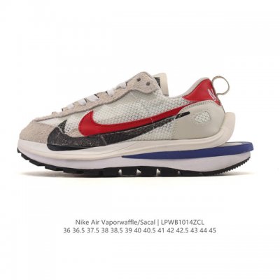 耐克 Sacai X Nike Vaporwaffle 华夫三代3.0 走秀重磅联名款运动鞋 。鞋款由Pegasus与Vaporfly两款鞋型的设计元素共同构建