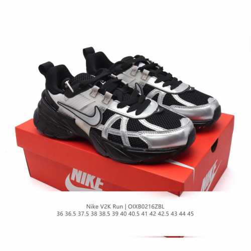 200 Nike/耐克 V2K Run 减震防滑 复古低帮运动跑步鞋 超火复古跑鞋，采用太空革组合呼吸网眼布鞋面材质，搭载正确4层组合底模，嵌入Tpu加固稳定模