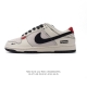 公司级 耐克 Nike Dunk Low Retro 运动鞋复古板鞋，作为 80 年代经典篮球鞋款，起初专为硬木球场打造，后来成为席卷街头的时尚标杆，现以经典细