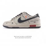 公司级 耐克 Nike Dunk Low Retro 运动鞋复古滑板鞋 路易威登联名。作为 80 年代经典篮球鞋款，起初专为硬木球场打造，后来成为席卷街头的时尚