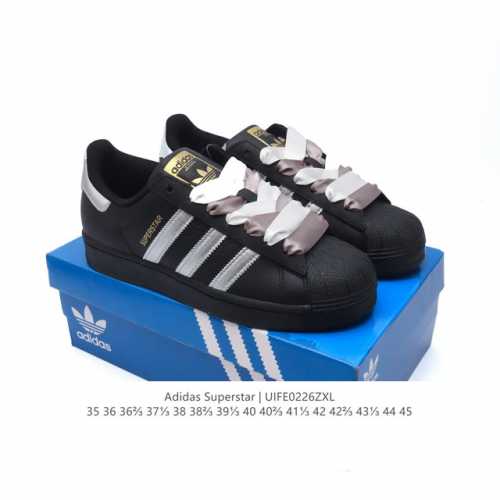 阿迪达斯 Adidas Superstar 三叶草经典贝壳头系列 新款休闲板鞋潮流男女士运动鞋 。鞋面柔软皮革材质 标志性的贝壳鞋头，锯齿三条纹，简约的线条。就
