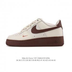 耐克 Nike Air Force 1 '07 Low 空军一号含气垫 低帮百搭厚底增高休闲运动板鞋。柔软、弹性十足的缓震性能和出色的中底设计，横跨复古与现代的