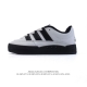 160 阿迪达斯 Adidas Adimatic 马蒂奇系列低帮复古鲨鱼面包鞋运动休闲滑板板鞋。整个鞋面由牛皮革制成，搭配品牌标志性大尺寸三条纹 Logo，超宽