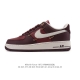 耐克 Nike Air Force 1 '07 空军一号含气垫 小白鞋 低帮百搭厚底增高休闲运动板鞋。柔软、弹性十足的缓震性能和出色的中底设计，横跨复古与现代的