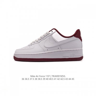 耐克 Nike Air Force 1 '07 Low 空军一号含气垫 低帮百搭厚底增高休闲运动板鞋。柔软、弹性十足的缓震性能和出色的中底设计，横跨复古与现代的