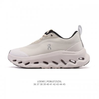 真标 Loewe 罗意威 X On 昂跑全新合作系列运动鞋 时尚老爹鞋，品牌与瑞士高性能运动品牌On携手打造的此系列作品专为城市与户外生活而设，充分彰显蕴含可持