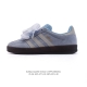 阿迪达斯 Adidas Originals Gazelle Indoor复古三叶草防滑透明橡胶板鞋经典运动鞋。这款经典鞋,忠于原版设计,缀撞色三条纹和鞋跟饰片。