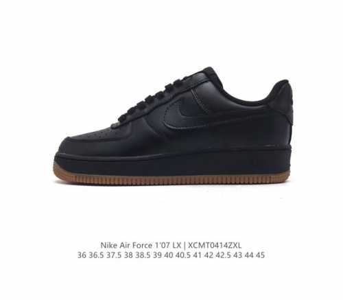 耐克 Nike Air Force 1 '07 Low 空军一号含气垫 低帮百搭厚底增高休闲运动板鞋。柔软、弹性十足的缓震性能和出色的中底设计，横跨复古与现代的
