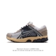 Nike 耐克夏季 Zoom Vomero 5 运动鞋休闲训练跑步鞋。Nike Zoom Vomero 5 男女子运动鞋妥帖包覆足部，提供透气支撑效果。耐穿材料
