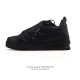 公司级 路易威登 Louis Vuitton Lv路易威登板鞋 时尚运动鞋潮厚底增高鞋。舒适防滑底和百搭性霸屏整个时尚娱乐圈，细节调整完美主义！采用柔软皮革拼接