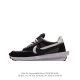 耐克 Sacai X Nike Vaporwaffle 华夫 走秀重磅联名运动跑步鞋 鞋款由pegasus与vaporfly两款鞋型的设计元素共同构建，鞋身材质