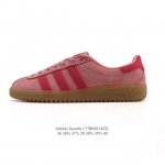 阿迪达斯 Adidas 三叶草Gazelle系列休闲鞋男女经典运动鞋，鞋身特殊的猪八皮革材质和简单百搭的特点，让 Gazelle 一直活跃在街头。T字鞋头、压模
