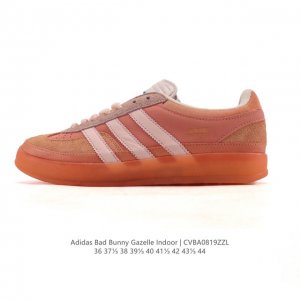阿迪达斯 Adidas Originals Gazelle Indoor复古三叶草防滑透明橡胶板鞋经典运动鞋。这款经典鞋,忠于原版设计,缀撞色三条纹和鞋跟饰片。