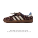 真标 阿迪达斯 德训鞋 经典复古低帮休闲运动慢跑鞋wales Bonner X Adidas 2024 全新秋冬系列联名鞋款 经典运动板鞋。该鞋超大鞋舌采用毛绒