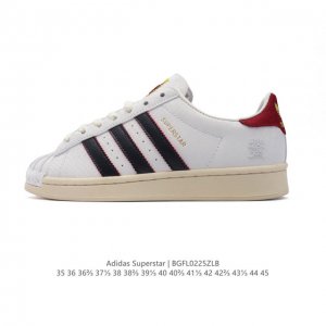 阿迪达斯 Adidas Superstar 三叶草经典贝壳头系列 新款休闲板鞋潮流男女士运动鞋 。鞋面柔软皮革材质 标志性的贝壳鞋头，锯齿三条纹，简约的线条。就