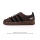 阿迪达斯 新款 Adidas Superstar 三叶草 经典贝壳头系列 新款休闲板鞋潮流男女士运动鞋 鞋面柔软皮革材质 标志性的贝壳鞋头 锯齿三条纹 简约的线