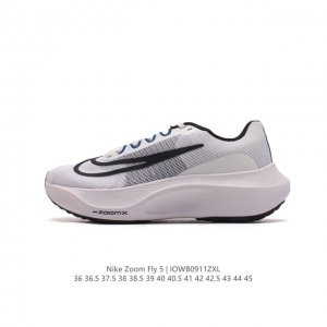 耐克 Nike Zoom Fly 5 运动鞋男女士公路跑鞋竞速跑步鞋厚底增高老爹鞋。采用耐用的设计，不仅可以部署在您最喜欢的比赛的起跑线上，还可以部署在征服后的