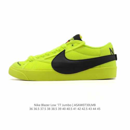 耐克 Nike Blazer Low '77 Jumbo 运动鞋，抓地板鞋，革新重塑经典街头人气鞋款，采用人气传统外观，巧搭大号耐克勾勾设计和宽大鞋带。柔软泡绵