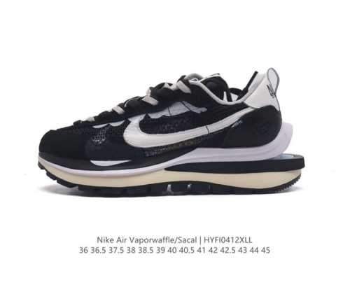 耐克 Sacai X Nike Vaporwaffle 华夫三代3.0 走秀重磅联名款运动鞋 。鞋款由pegasus与vaporfly两款鞋型的设计元素共同构建