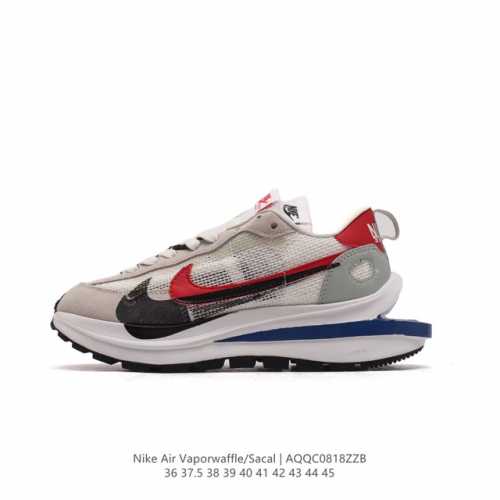 耐克 Sacai X Nike Vaporwaffle 华夫三代3.0 走秀重磅联名款运动鞋 。鞋款由pegasus与vaporfly两款鞋型的设计元素共同构建