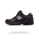 新百伦 New Balance 2002R 跑鞋 男女运动鞋 潮老爹鞋。沿袭了面世之初的经典科技，以 Encap 中底配以升级版 N-Ergy 缓震物料。鞋面则