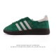 公司级 阿迪达斯 Adidas Handball Spezial 低帮三叶草学院风复古休闲板鞋 德训鞋 橡胶底柔软皮革经典运动鞋板鞋。圆头、缝合拼接设计、正面绑