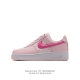 耐克 Nike Air Force 1 '07 Low 空军一号含气垫 低帮百搭厚底增高休闲运动板鞋。柔软、弹性十足的缓震性能和出色的中底设计，横跨复古与现代的