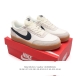 耐克板鞋 生胶米白 复古板鞋j.Crew X Nike 联名 Killshot Ii Leather 男女休闲复古运动鞋。采用米白色皮革制作鞋身，大号swoos