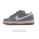 耐克 Nike Sb Dunk Low Pro 男女同款运动鞋复古板鞋。采用柔软皮革鞋面，经久耐穿，塑就如元年款 Dunk 般的复古质感。鞋头透气孔，搭配鞋口和