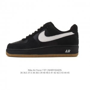 耐克 Nike Air Force 1 '07 Low 空军一号含气垫 低帮百搭厚底增高休闲运动板鞋。柔软、弹性十足的缓震性能和出色的中底设计，横跨复古与现代的