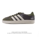 公司级 阿迪达斯 Adidas Originals Gazelle Indoor复古三叶草防滑透明橡胶板鞋经典运动鞋。这款经典鞋,忠于原版设计,缀撞色三条纹和鞋