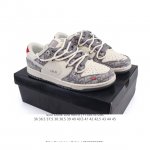 公司级 耐克 Nike Dunk Low Retro 运动鞋复古解构绑带板鞋 双鞋带 联名 蛇年限定。作为 80 年代经典篮球鞋款，起初专为硬木球场打造，后来成
